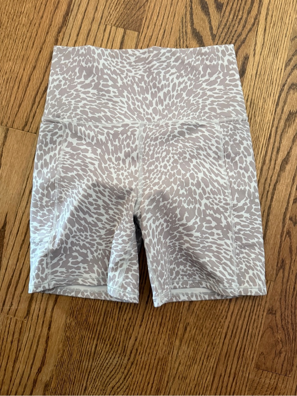 Vuori Studio Pocket High-Waist Printed Women’s Bike Shorts - Light Taupe
